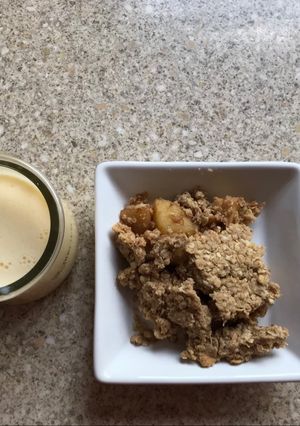 A picture of Apple and oats crumble.