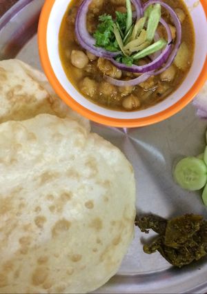 A picture of Chole bhature.