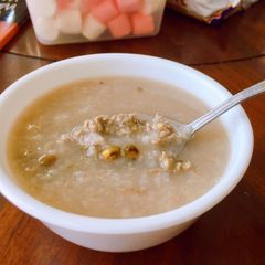 A picture of Rice soup with ground beef and green beans.