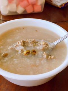 A picture of Rice soup with ground beef and green beans.