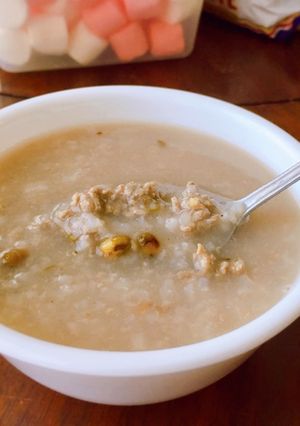 A picture of Rice soup with ground beef and green beans.