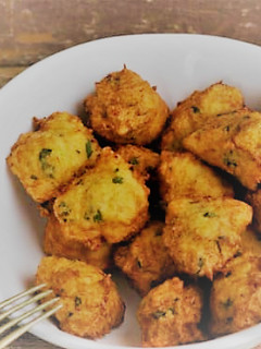 Una foto de Buñuelos de bacalao especiados con lactonesa (Thermomix)