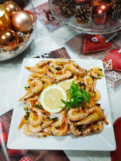 Una foto de Gambas horneadas con picada de ajo y perejil