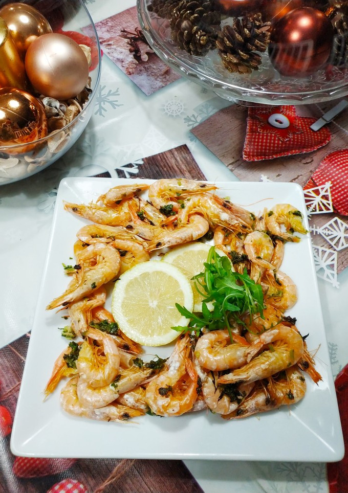Una foto de Gambas horneadas con picada de ajo y perejil