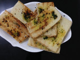 Roti tawar dengan bawang putih dan parsley