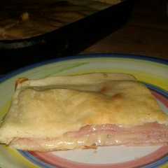 A picture of Tarta de jamón y queso con masa licuada.