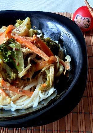 Una foto de Wok de vegetales con tallarines 🍜