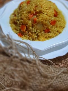 صورة لوصفة أرز بالكركم والجزر والبطاطا المقلية