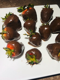 Una foto de Fresas con Chocolate 🍫 con lo que tenemos en casa 😋