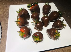 Una foto de Fresas con Chocolate 🍫 con lo que tenemos en casa 😋