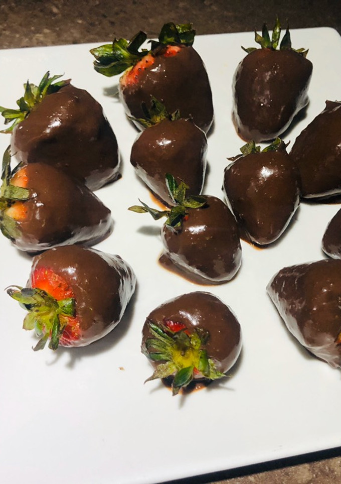 Una foto de Fresas con Chocolate 🍫 con lo que tenemos en casa 😋