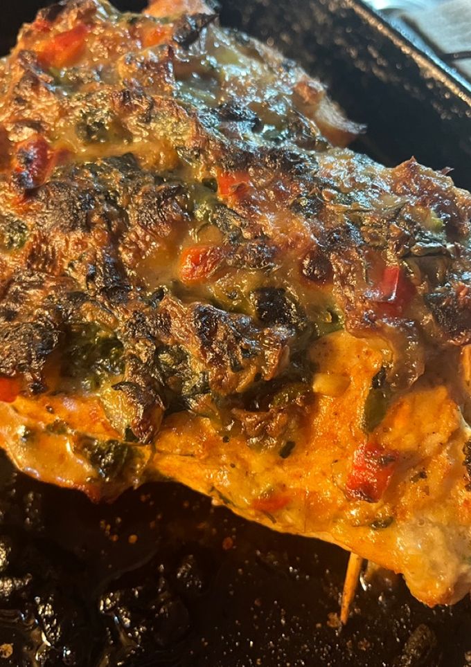Una foto de PECHUGAS RELLENAS de ESPINACA con SALSA BLANCA 😋