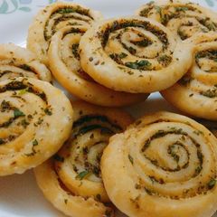 A picture of Methi Mathri.