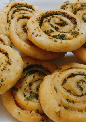 A picture of Methi Mathri.
