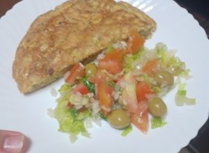 Foto principal de Tortilla vaga de papas y perejil picado con ensalada