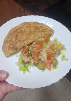 Foto principal de Tortilla vaga de papas y perejil picado con ensalada