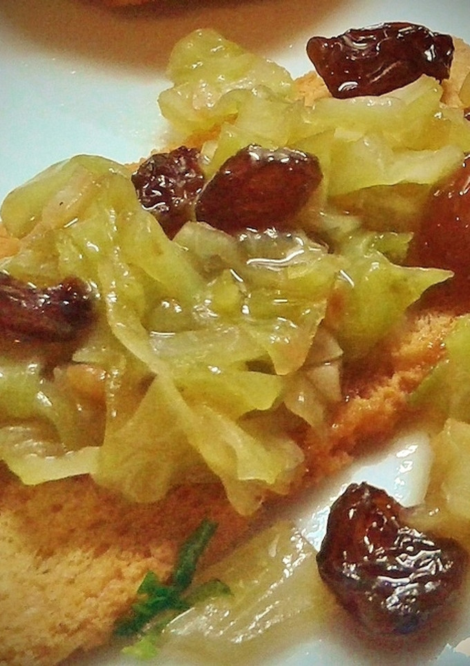 Una foto de Tostas de repollo caramelizado