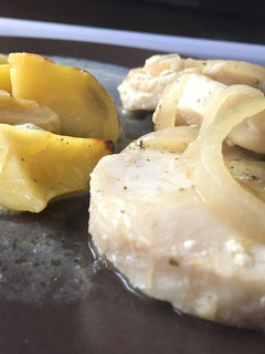 Una foto de Medallones de merluza al horno con patatas