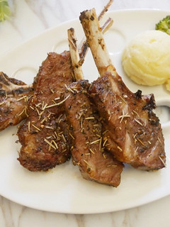 氣炸鍋「香料烤羊小排」好簡單的餐廳菜。 的食譜成品照片