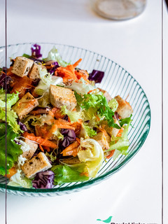 Foto principal de Ensalada vertical con tofu, alfalfa, salsa de soja y sésamo 🥗