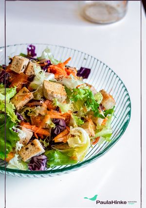 Una foto de Ensalada vertical con tofu, alfalfa, salsa de soja y sésamo 🥗