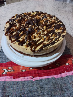 Una foto de Torta brownie con cheesecake de dulce de leche😘 molde de 24 cm