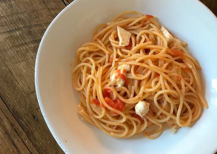 Pasta Caprese, fresh tomato & mozzarella