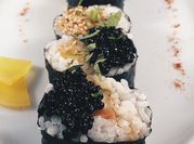 Una foto de sushi de aguacate