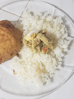 Una foto de Papas rellenas con relleno de pollo y verduras