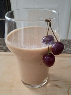 Une photo de Milkshake cerises 🍒🍒🍒🍒🍒 / banane 🍌🍌🍌🍌