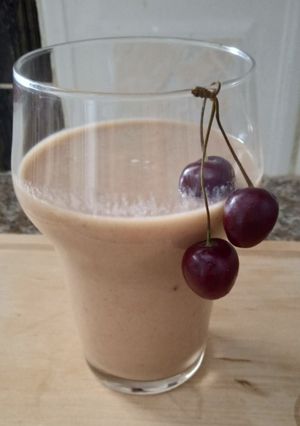 Une photo de Milkshake cerises 🍒🍒🍒🍒🍒 / banane 🍌🍌🍌🍌