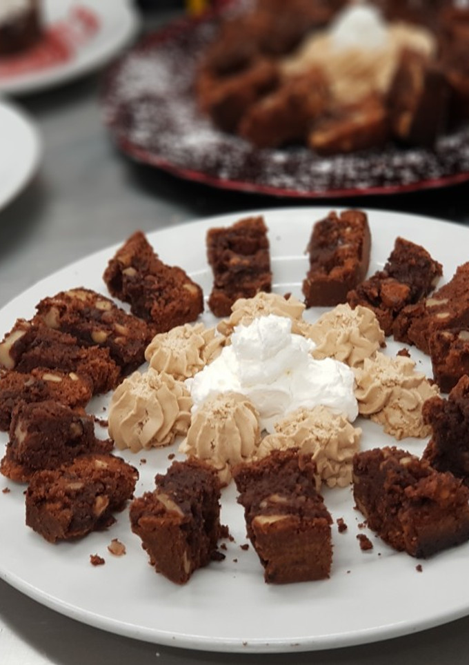 Una foto de Brownies con nata de café