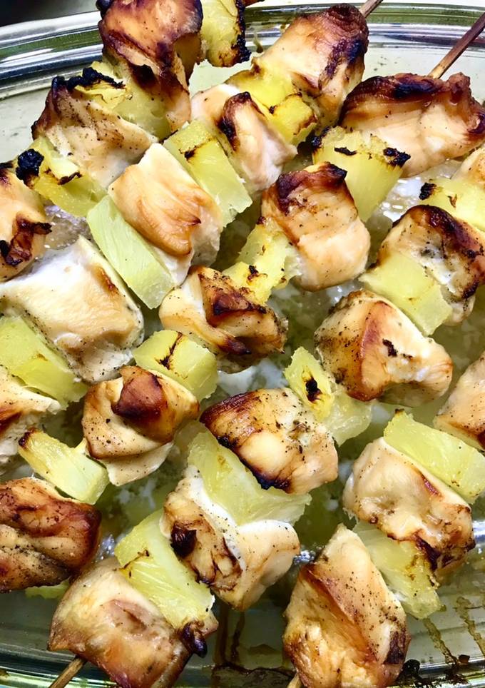 Шашлички з курятини та ананасу