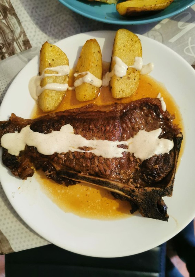 Una foto de Entrecot con salsa a la pimienta +patata asada