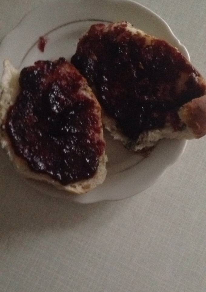 Булочка с повидлом и яблоком