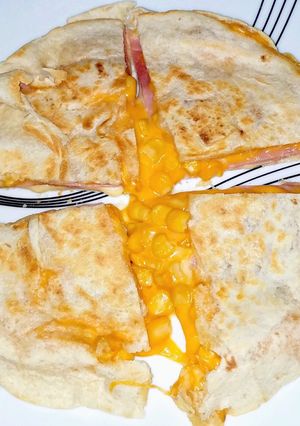 Una foto de Quesadillas de jamón y 3 quesos con maíz