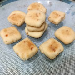 A picture of Diet biscuits with orange peels 🍊🫓🫓.