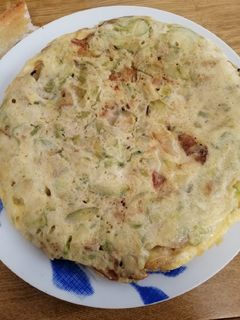 Una foto de Tortilla de calabacín, patata y cebolla