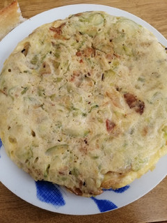Una foto de Tortilla de calabacín, patata y cebolla