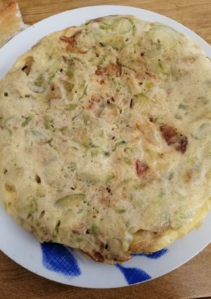 Una foto de Tortilla de calabacín, patata y cebolla