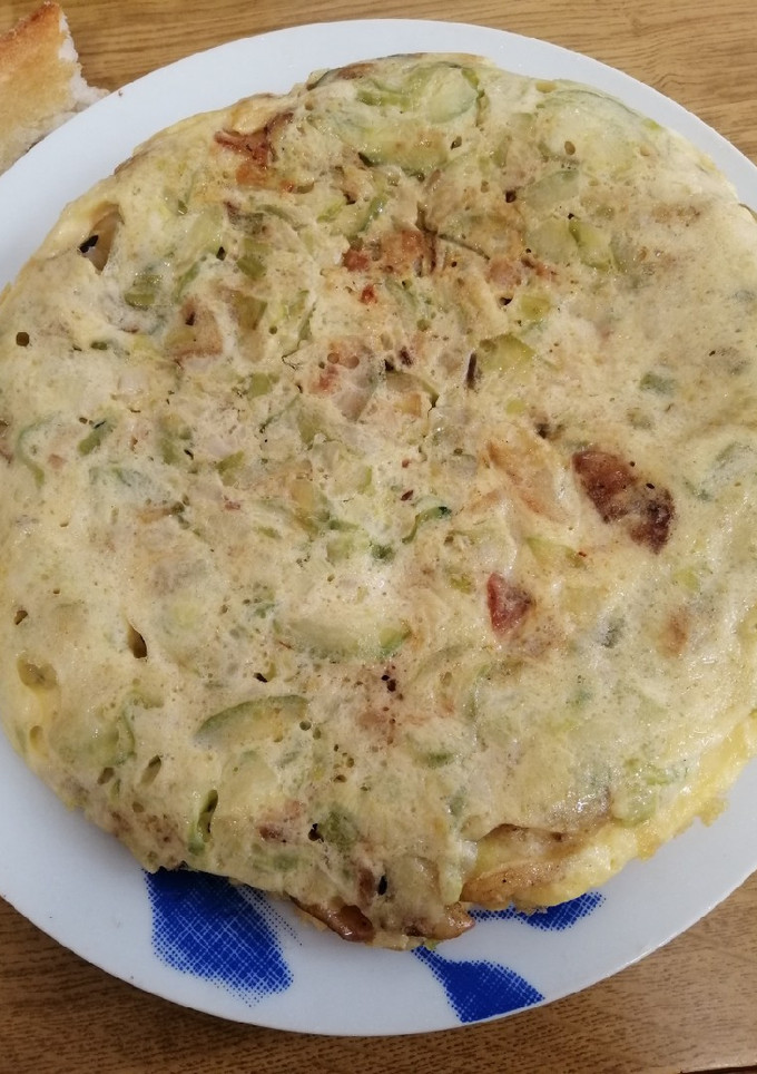 Una foto de Tortilla de calabacín, patata y cebolla