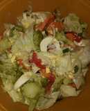Ensalada de vegetales y huevo