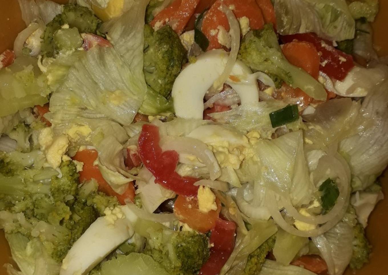 Ensalada de vegetales y huevo