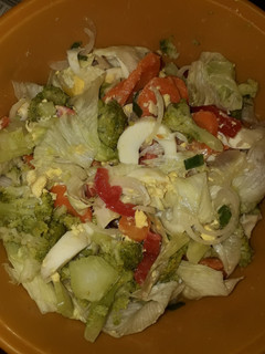 Una foto de Ensalada de vegetales y huevo