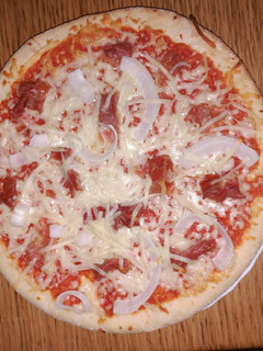 Una foto de Pizza Cebolla y Jamón