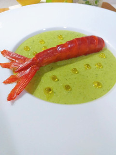 Una foto de Crema de guisantes y manzana con carabinero a la plancha