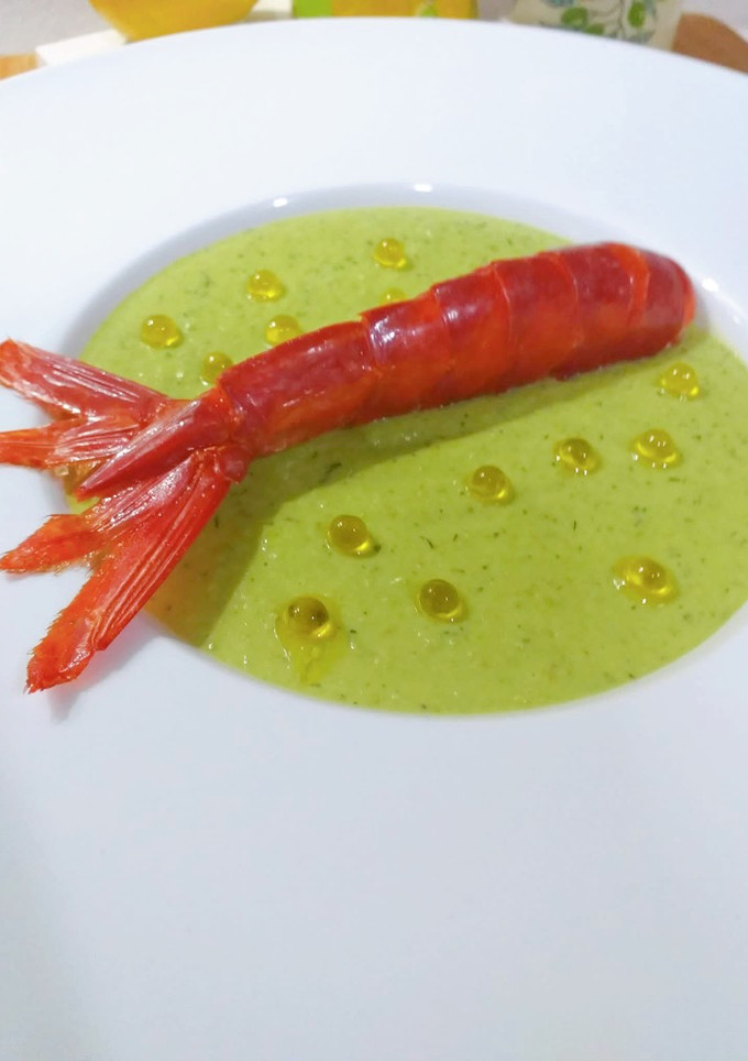 Una foto de Crema de guisantes y manzana con carabinero a la plancha