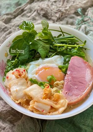 Hình của món Mì Gói Thịt Giò Heo Xông Khói.