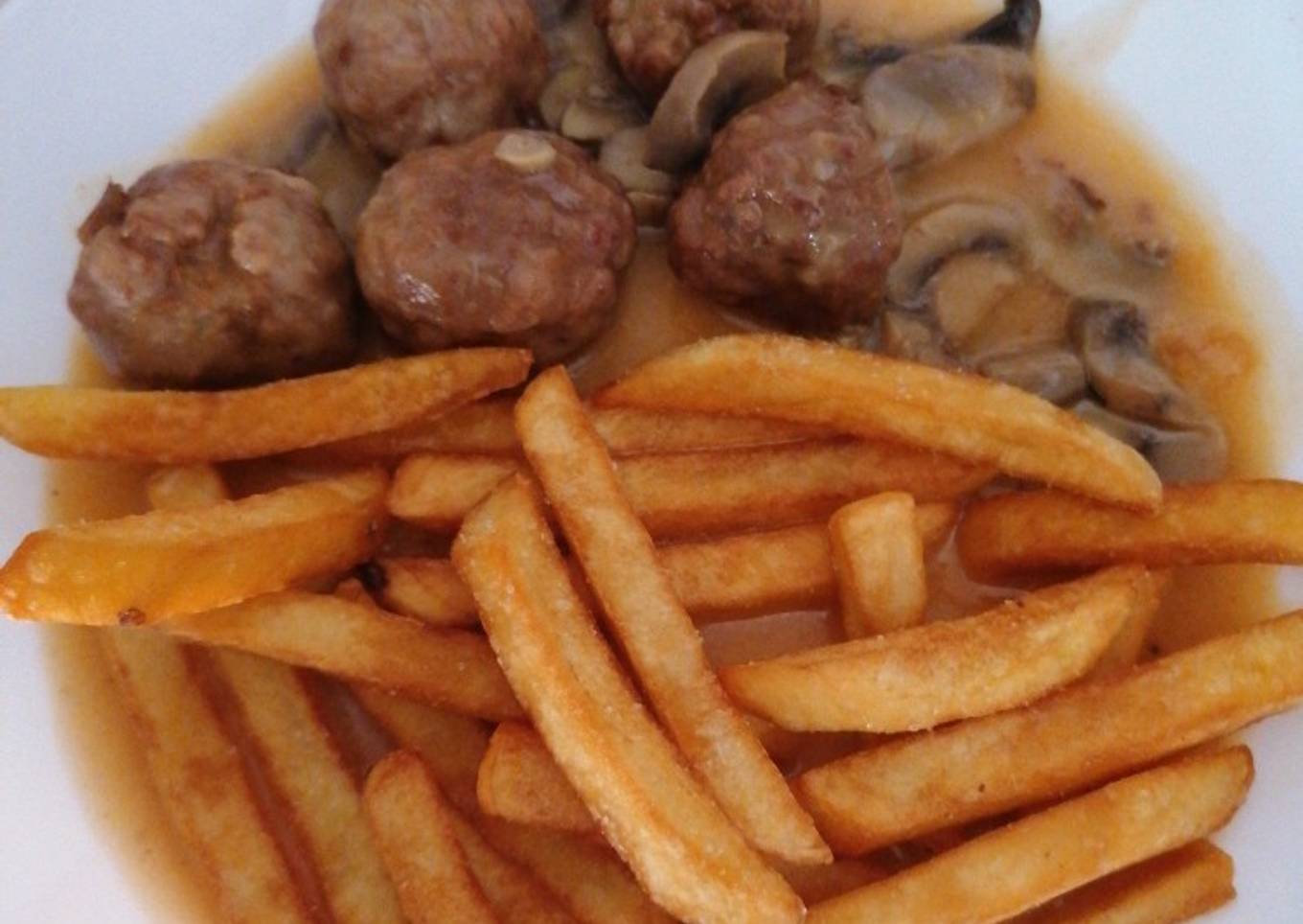 Albóndigas en salsa con champiñones