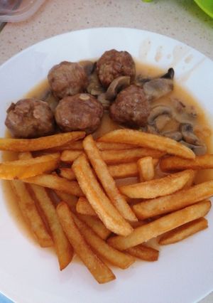 Una foto de Albóndigas en salsa con champiñones
